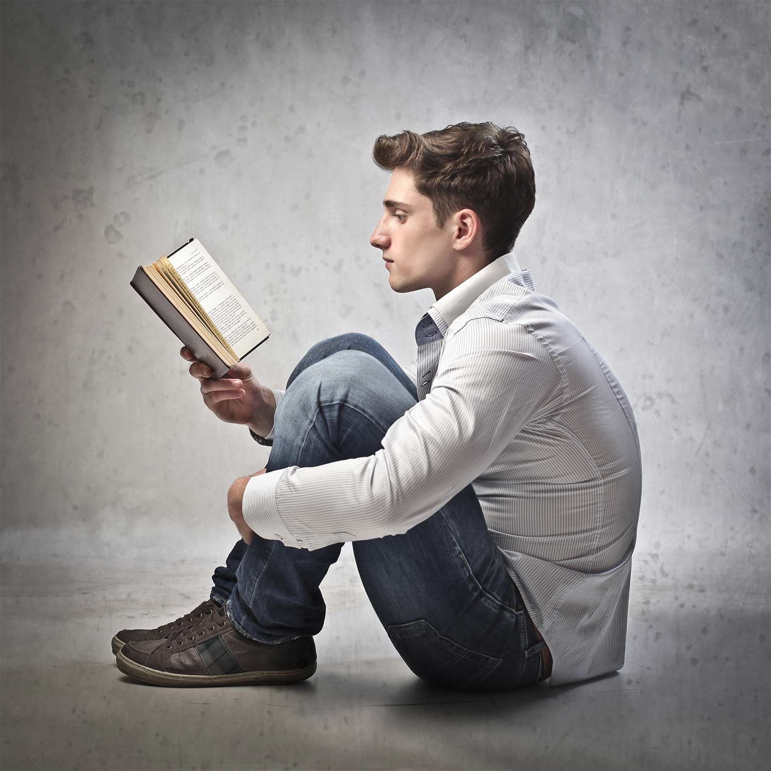 Reading players. Мужчина с книгой. Парень с книгой. Человек с книжкой. Человек читает.